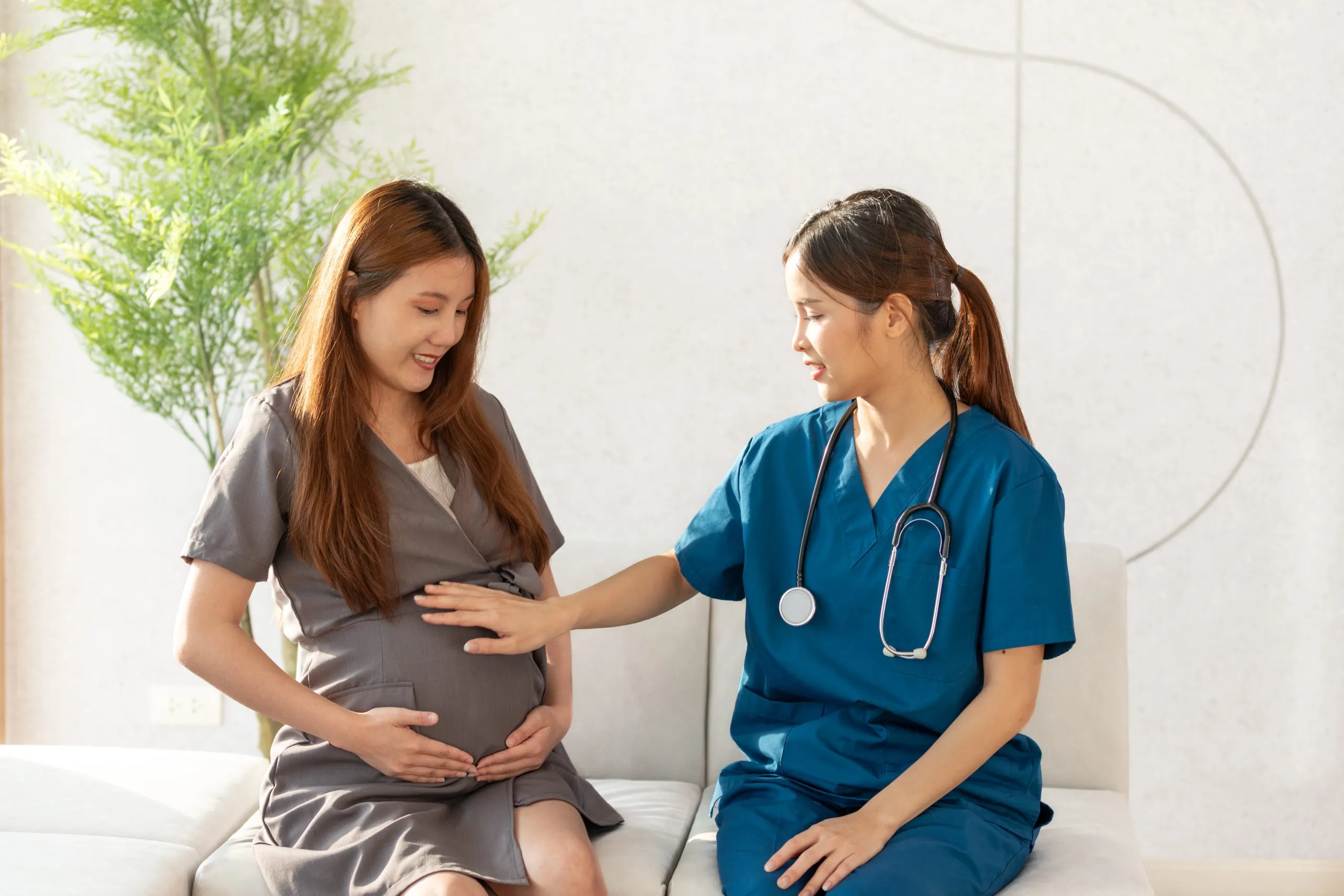 Bác sĩ tư vấn thai kỳ cho mẹ bầu tại phòng khám